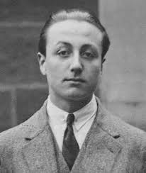 Fransız edebiyatı ve direniş tarihi içinde özel bir yere sahip olan Jacques Decour, kısa yaşamına rağmen hem edebiyat hem de düşünce dünyasında kalıcı iz bırakan önemli isimlerden biridir. Yazar, öğretmen, çevirmen ve entelektüel kimliğiyle tanınan Jacques Decour, özellikle II. Dünya Savaşı sırasında Nazi işgaline karşı gösterdiği cesaretle hafızalarda yer edinmiştir.