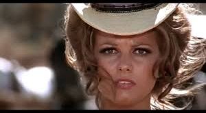 Başrollerinde Claudia Cardinale, Henry Fonda, Charles Bronson, Jason Robards ve Gabriele Ferzetti gibi güçlü oyuncuların yer aldığı film, yalnızca bir intikam ve çatışma hikâyesi değil; aynı zamanda Batı’nın dönüşümünü, kapitalizmin yükselişini ve insan doğasının karanlık yönlerini anlatan epik bir anlatıdır.