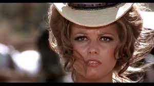 Başrollerinde Claudia Cardinale, Henry Fonda, Charles Bronson, Jason Robards ve Gabriele Ferzetti gibi güçlü oyuncuların yer aldığı film, yalnızca bir intikam ve çatışma hikâyesi değil; aynı zamanda Batı’nın dönüşümünü, kapitalizmin yükselişini ve insan doğasının karanlık yönlerini anlatan epik bir anlatıdır.