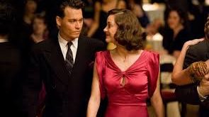 Suç sineması denildiğinde gangster filmleri her zaman özel bir yere sahiptir. Özellikle gerçek olaylardan ilham alan yapımlar, yalnızca aksiyon ve gerilim sunmakla kalmaz; aynı zamanda bir dönemin toplumsal ruhunu da yansıtır. Halk Düşmanları (Public Enemies), 2009 yılında vizyona giren ve Amerika’nın en ünlü banka soyguncularından biri olan John Dillinger’ın hikâyesini merkezine alan güçlü bir dönem filmidir.