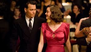 Suç sineması denildiğinde gangster filmleri her zaman özel bir yere sahiptir. Özellikle gerçek olaylardan ilham alan yapımlar, yalnızca aksiyon ve gerilim sunmakla kalmaz; aynı zamanda bir dönemin toplumsal ruhunu da yansıtır. Halk Düşmanları (Public Enemies), 2009 yılında vizyona giren ve Amerika’nın en ünlü banka soyguncularından biri olan John Dillinger’ın hikâyesini merkezine alan güçlü bir dönem filmidir.