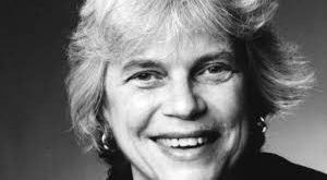 Siyasi teori, psikoloji, biyografi yazımı, felsefe ve toplumsal eleştiri alanlarında üretken çalışmalarıyla tanınan Young-Bruehl, özellikle 20. yüzyıl düşünce dünyasının en dikkat çekici akademisyenlerinden biri olarak kabul edilir.