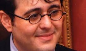 Çağdaş edebiyat eleştirisi ve düşünce dünyasında bazı isimler, yalnızca kitap incelemeleriyle değil; aynı zamanda kültür, siyaset, din, tarih ve felsefe üzerine geliştirdikleri derinlikli yorumlarla öne çıkar. Adam Kirsch, bu çok yönlü entelektüel figürlerden biridir.