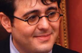 Çağdaş edebiyat eleştirisi ve düşünce dünyasında bazı isimler, yalnızca kitap incelemeleriyle değil; aynı zamanda kültür, siyaset, din, tarih ve felsefe üzerine geliştirdikleri derinlikli yorumlarla öne çıkar. Adam Kirsch, bu çok yönlü entelektüel figürlerden biridir.