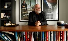 Connelly genç yaşlarda suç hikâyelerine, dedektif romanlarına ve gazeteciliğe ilgi duymaya başladı. Özellikle Raymond Chandler ve Ross Macdonald gibi klasik polisiye yazarlarının eserlerinden etkilendi. Bu ilgi, ilerleyen yıllarda onun kariyer yolunu belirleyecekti.