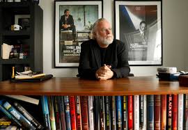 Connelly genç yaşlarda suç hikâyelerine, dedektif romanlarına ve gazeteciliğe ilgi duymaya başladı. Özellikle Raymond Chandler ve Ross Macdonald gibi klasik polisiye yazarlarının eserlerinden etkilendi. Bu ilgi, ilerleyen yıllarda onun kariyer yolunu belirleyecekti.