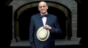 Polisiye türünü yalnızca bir “suç çözme hikâyesi” olmaktan çıkarıp, şiddet, yozlaşma, devlet sırları ve insan psikolojisinin en karanlık yönleriyle harmanlayan Ellroy, edebiyat dünyasında kendine özgü bir yer edinmiştir.