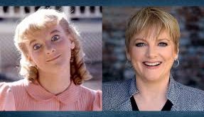 Alison Arngrim, Amerikan televizyon tarihinin en unutulmaz çocuk oyuncularından biri olarak kabul edilen, özellikle kötü karakter performansıyla hafızalara kazınmış başarılı bir oyuncu, yazar ve sahne sanatçısıdır.