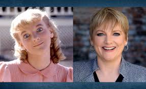 Alison Arngrim, Amerikan televizyon tarihinin en unutulmaz çocuk oyuncularından biri olarak kabul edilen, özellikle kötü karakter performansıyla hafızalara kazınmış başarılı bir oyuncu, yazar ve sahne sanatçısıdır.