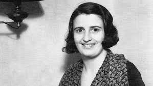 Çocukluk yıllarında edebiyata büyük ilgi duyan Rand, henüz yedi yaşındayken hikâyeler yazmaya başladı. Erken yaşta tanıştığı Victor Hugo, onun üzerinde derin bir etki bıraktı. Hugo’nun kahraman merkezli anlatımı ve dramatik üslubu, Rand’ın ileride oluşturacağı roman karakterlerinin temelini oluşturdu.