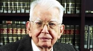 Chicago Üniversitesi’nde hukuk ve ekonomi alanlarında yaptığı çalışmalar, Coase’un disiplinler arası yaklaşımını güçlendirdi. Bu süreçte geliştirdiği teoriler, hem akademik dünyada hem de politika yapıcılar arasında büyük yankı uyandırdı.