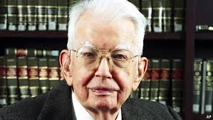 Chicago Üniversitesi’nde hukuk ve ekonomi alanlarında yaptığı çalışmalar, Coase’un disiplinler arası yaklaşımını güçlendirdi. Bu süreçte geliştirdiği teoriler, hem akademik dünyada hem de politika yapıcılar arasında büyük yankı uyandırdı.