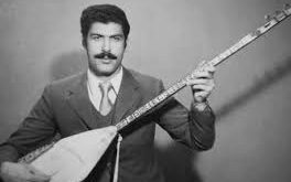 Babası Âşık Gülistan, ünlü halk ozanı Âşık Şenlik’in çıraklarından biridir. Bu durum, Murat Çobanoğlu’nun küçük yaşlardan itibaren âşıklık geleneği içinde yetişmesini sağlamıştır. Annesi Lala (La’li) Hanım’ın erken yaşta vefat etmesi üzerine, Çobanoğlu’nu babası büyütmüş ve eğitmiştir.