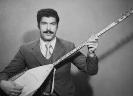 Babası Âşık Gülistan, ünlü halk ozanı Âşık Şenlik’in çıraklarından biridir. Bu durum, Murat Çobanoğlu’nun küçük yaşlardan itibaren âşıklık geleneği içinde yetişmesini sağlamıştır. Annesi Lala (La’li) Hanım’ın erken yaşta vefat etmesi üzerine, Çobanoğlu’nu babası büyütmüş ve eğitmiştir.