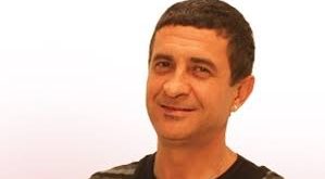 Küçükayvaz, yalnızca oyunculukla sınırlı kalmayıp aynı zamanda seslendirme, yazarlık ve tiyatro yönetimi gibi alanlarda da üretim yaparak çok yönlü bir sanatçı kimliği geliştirmiştir.