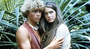 Hollywood’un 1980’li yıllardaki dikkat çeken genç yıldızlarından biri olan Christopher Atkins, kısa sürede elde ettiği şöhret, sıra dışı projeleri ve iniş çıkışlarla dolu kariyeriyle sinema dünyasında kendine özgü bir yer edinmiştir. Özellikle genç yaşta elde ettiği büyük başarı, onun kariyerini şekillendirmiş ve uzun yıllar boyunca adından söz ettirmesine neden olmuştur.