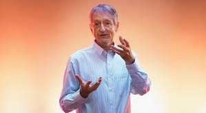 Yapay zekâ alanında yaşanan devrimsel gelişmelerin arkasında yer alan en önemli isimlerden biri Geoffrey Hinton’dır. “Derin öğrenmenin babası” olarak anılan Hinton, sinir ağları ve makine öğrenimi konusundaki öncü çalışmalarıyla modern yapay zekâ sistemlerinin temelini atmıştır.