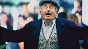 II. Dünya Savaşı sırasında Tonino Guerra, zor bir dönem geçirdi. Savaş esiri olarak tutulduğu dönemde yazdığı şiirler, onun edebi kariyerinin başlangıcı olarak kabul edilir.