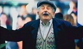 II. Dünya Savaşı sırasında Tonino Guerra, zor bir dönem geçirdi. Savaş esiri olarak tutulduğu dönemde yazdığı şiirler, onun edebi kariyerinin başlangıcı olarak kabul edilir.