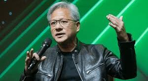 Günümüz teknoloji dünyasında yapay zekâ devrimi, yazılım kadar donanım tarafında da büyük bir dönüşüm yaratmıştır. Bu dönüşümün merkezinde yer alan en önemli isimlerden biri Jensen Huang’dır. NVIDIA’nın kurucusu ve CEO’su olan Huang, grafik işlemci (GPU) teknolojilerini oyun dünyasının ötesine taşıyarak yapay zekâ, veri merkezleri, bilimsel hesaplama ve otonom sistemler gibi alanların temel altyapısını oluşturmuştur.