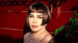 Gençlik yıllarında yalnızca müzikle değil; resim, tiyatro ve dans gibi sanat dallarıyla da ilgilendi. Bu çok yönlü sanat eğitimi, onun ileride oluşturacağı sahne kimliğinin temel taşlarını oluşturdu.