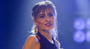 Yıldız Tilbe’nin müziğe olan ilgisi çocuk yaşlarda başladı. Ancak profesyonel anlamda sahneye çıkışı 1990 yılında gerçekleşti. İzmir’de gece kulüplerinde sahne alarak dikkat çekmeye başlayan sanatçı, kısa sürede güçlü sesiyle çevresinin ilgisini çekti.