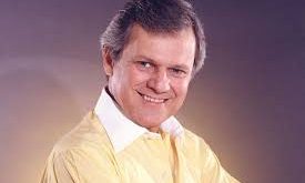 Amerikan televizyon tarihinin en ikonik karakterlerinden birine hayat veren Ken Kercheval, özellikle 1980’li yıllarda büyük ses getiren Dallas dizisindeki Cliff Barnes rolüyle hafızalara kazınmıştır. 15 Temmuz 1935’te doğan ve 21 Nisan 2019’da hayatını kaybeden Kercheval, kariyeri boyunca tiyatrodan televizyona, sinemadan televizyon filmlerine kadar geniş bir yelpazede üretim yapmış çok yönlü bir oyuncudur.