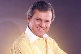 Amerikan televizyon tarihinin en ikonik karakterlerinden birine hayat veren Ken Kercheval, özellikle 1980’li yıllarda büyük ses getiren Dallas dizisindeki Cliff Barnes rolüyle hafızalara kazınmıştır. 15 Temmuz 1935’te doğan ve 21 Nisan 2019’da hayatını kaybeden Kercheval, kariyeri boyunca tiyatrodan televizyona, sinemadan televizyon filmlerine kadar geniş bir yelpazede üretim yapmış çok yönlü bir oyuncudur.