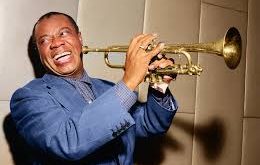 New Orleans, caz müziğinin doğduğu yer olarak kabul edilir ve Louis Armstrong’un müzikal kimliğinin şekillenmesinde büyük rol oynamıştır. Bu şehirde blues, ragtime ve brass band müziği gibi türlerin birleşimi, cazın temelini oluşturmuştur.