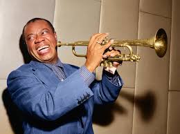 New Orleans, caz müziğinin doğduğu yer olarak kabul edilir ve Louis Armstrong’un müzikal kimliğinin şekillenmesinde büyük rol oynamıştır. Bu şehirde blues, ragtime ve brass band müziği gibi türlerin birleşimi, cazın temelini oluşturmuştur.