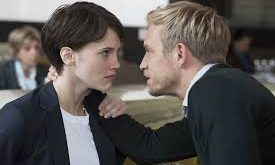 Tutku Oyunu, depresyon ve fiziksel ağrılarla mücadele eden genç bir kadın olan Chloé’nin hikâyesini merkezine alır. Müze görevlisi olarak çalışan Chloé, yaşadığı karın ağrılarının fiziksel değil psikolojik kökenli olduğunu öğrendiğinde bir psikiyatriste yönlendirilir.