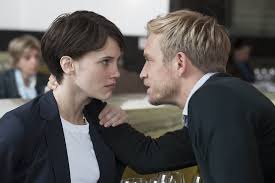 Tutku Oyunu, depresyon ve fiziksel ağrılarla mücadele eden genç bir kadın olan Chloé’nin hikâyesini merkezine alır. Müze görevlisi olarak çalışan Chloé, yaşadığı karın ağrılarının fiziksel değil psikolojik kökenli olduğunu öğrendiğinde bir psikiyatriste yönlendirilir.