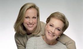 Çocukluğu boyunca tiyatro, müzik ve edebiyatla iç içe olan Hamilton, özellikle hikâye anlatıcılığına büyük ilgi duymuştur. Annesinin sahne ve sinema kariyeri, babasının görsel sanatlara olan katkıları, onun çok yönlü bir sanat anlayışı geliştirmesinde etkili olmuştur.