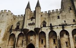 1305 yılında Papa seçilen V. Clemens, Fransız kökenli bir papaydı ve Roma’daki karışıklıklar nedeniyle Papalık merkezini taşımaya karar verdi. 1309 yılında Papalık resmen Avignon’a taşındı.