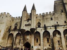 1305 yılında Papa seçilen V. Clemens, Fransız kökenli bir papaydı ve Roma’daki karışıklıklar nedeniyle Papalık merkezini taşımaya karar verdi. 1309 yılında Papalık resmen Avignon’a taşındı.