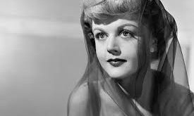 II. Dünya Savaşı sırasında ailesiyle birlikte ABD’ye taşınan Lansbury, burada oyunculuk eğitimine başladı. Genç yaşta sahneye olan ilgisi, onu kısa sürede profesyonel oyunculuk kariyerine yönlendirdi.