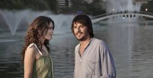 Film, çocukluklarından itibaren yolları defalarca kesişen Özgür ve Deniz’in hikâyesini anlatır. Ankara’da başlayan bu kesişmeler, yıllar sonra İstanbul’da yeniden bir araya gelmeleriyle farklı bir boyut kazanır.