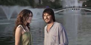 Film, çocukluklarından itibaren yolları defalarca kesişen Özgür ve Deniz’in hikâyesini anlatır. Ankara’da başlayan bu kesişmeler, yıllar sonra İstanbul’da yeniden bir araya gelmeleriyle farklı bir boyut kazanır.