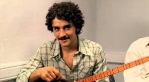 2006 yılında çekilen ve 2007 Ocak ayında gösterime giren Beynelmilel, yalnızca bir dönem filmi değil; aynı zamanda toplumsal hafıza, baskı rejimi ve insan yaratıcılığı üzerine güçlü bir eleştiridir.