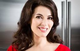 Dünya çapında tanınan yemek yazarı, televizyon sunucusu ve gastronomi yorumcusu Nigella Lawson, mutfağa getirdiği samimi ve özgür yaklaşımıyla gastronomi dünyasında kendine özgü bir yer edinmiştir.