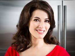 Dünya çapında tanınan yemek yazarı, televizyon sunucusu ve gastronomi yorumcusu Nigella Lawson, mutfağa getirdiği samimi ve özgür yaklaşımıyla gastronomi dünyasında kendine özgü bir yer edinmiştir.