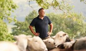 Modern tarım, kırsal yaşam ve doğa yazını denildiğinde son yıllarda öne çıkan isimlerden biri olan James Rebanks, geleneksel çiftçilik deneyimini edebiyatla buluşturan dikkat çekici bir figürdür.