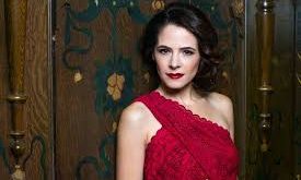 İrlanda sinema ve televizyon dünyasının dikkat çeken isimlerinden biri olan Elaine Cassidy, güçlü oyunculuğu, zarif ekran duruşu ve farklı türlerdeki başarılı performanslarıyla uluslararası alanda tanınan bir sanatçıdır.