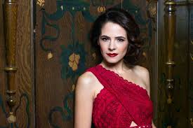 İrlanda sinema ve televizyon dünyasının dikkat çeken isimlerinden biri olan Elaine Cassidy, güçlü oyunculuğu, zarif ekran duruşu ve farklı türlerdeki başarılı performanslarıyla uluslararası alanda tanınan bir sanatçıdır.