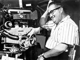 Robert Burgess Aldrich, 9 Ağustos 1918’de ABD’nin Rhode Island eyaletinde doğdu. 5 Aralık 1983 Kaliforniya ABD'de ebedi yolculuğuna uğurlandı. Ailesi politik ve ekonomik açıdan güçlü bir geçmişe sahipti. Genç yaşta sanat ve edebiyata ilgi duyan Aldrich, üniversite eğitimini tamamladıktan sonra sinema sektörüne yöneldi.