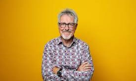 Griff Rhys Jones çocukluk yıllarını farklı bölgelerde geçirmiştir. Babasının hava kuvvetlerinde görev yapması nedeniyle ailesi çeşitli yerlerde yaşamıştır. Bu hareketli çocukluk dönemi, onun farklı insan profillerini gözlemlemesine katkı sağlamıştır.