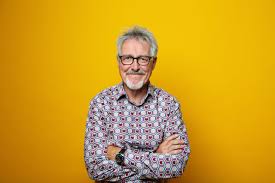 Griff Rhys Jones çocukluk yıllarını farklı bölgelerde geçirmiştir. Babasının hava kuvvetlerinde görev yapması nedeniyle ailesi çeşitli yerlerde yaşamıştır. Bu hareketli çocukluk dönemi, onun farklı insan profillerini gözlemlemesine katkı sağlamıştır.