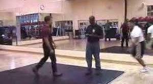 Matt Kovsky, klasik anlamda geniş biyografik arşivlere sahip bir yazar olmaktan ziyade, çağdaş yazın dünyasında “iz bırakan ama tam olarak merkezileşmemiş” bir figür olarak ele alınmaktadır.