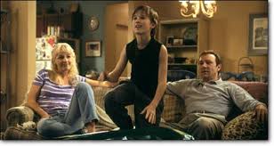 2000 yapımı İyilik Bul, İyilik Yap (Pay It Forward), yalnızca bir drama filmi değil; insan ilişkileri, toplumsal sorumluluk ve bireysel değişim üzerine kurulmuş etkileyici bir hikâyedir. Yönetmenliğini Mimi Leder’ın üstlendiği film, yazar Catherine Ryan Hyde’ın aynı adlı romanından sinemaya uyarlanmıştır. Başrollerde Haley Joel Osment, Helen Hunt ve Kevin Spacey yer alır.