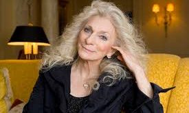 Judy Collins, güçlü soprano sesi, yorumculuktaki zarafeti ve onlarca yıla yayılan üretken kariyeriyle Amerikan folk müziğinin en önemli isimlerinden biri olarak kabul edilir.